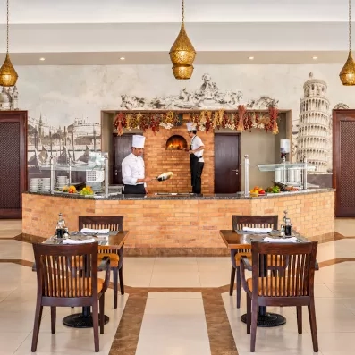 Restaurant italien avec four à pizza traditionnel, options de restauration variées pour vos vacances à Hurghada.