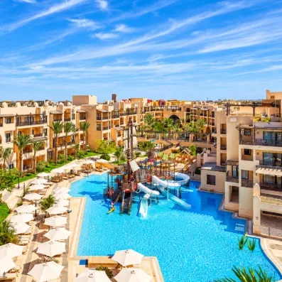 Hôtel Steigenberger Aqua Magic Hurghada, complexe luxe avec grande piscine, toboggans et formule All Inclusive en Égypte.
