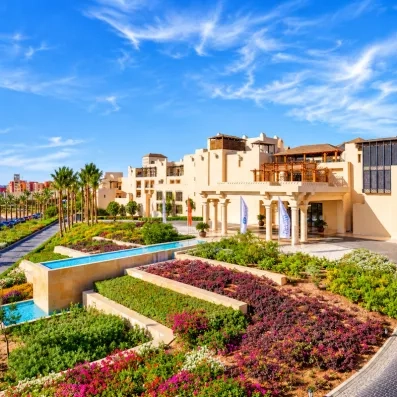 devanture fleurie avec fontaines du complexe Steigenberger Aqua Magic pour un séjour tout inclus à Hurghada en Egypte