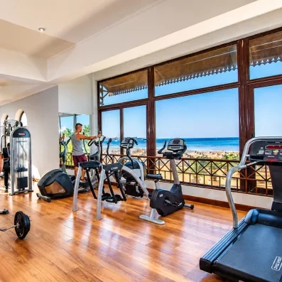 salle de fitness avec equipements vue sur la mer avec garndes baies vitrées au Stella Beach à Hurghada en Egypte