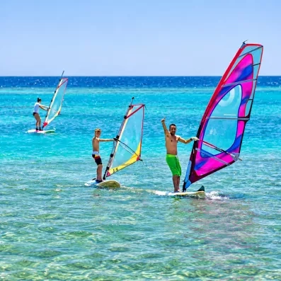 planche à voile windsurf en mer de la plage du Stella Beach à hurghada en egypte