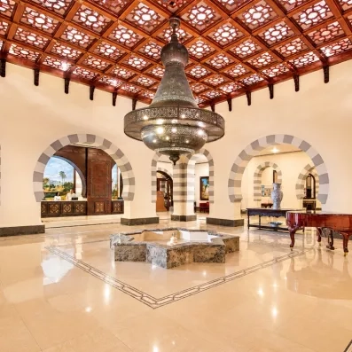 Lobby et réception avec grand lustre et décoration egyptienne au Stella Beach à Hurghada en Egypte