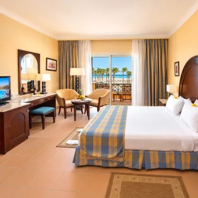 chambre vue mer avec télévision, mobilier, lit double au Stella Beach à hurghada en egypte