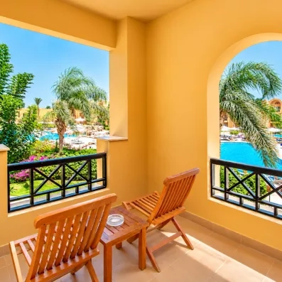 balcon d'une chambre vue sur la piscine du stella beach à hurghada en egypte