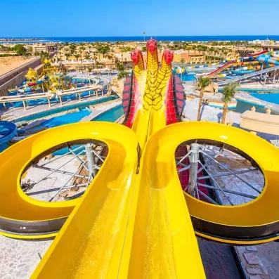 Vue panoramique sur les toboggans géants et le complexe hôtelier Stella Beach face à la mer.