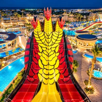 Éclairage nocturne du parc aquatique et du toboggan serpent au Stella Beach, Égypte.