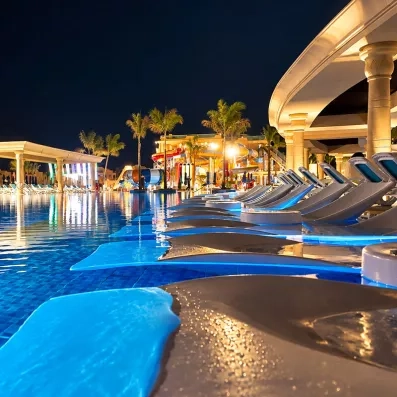bassin nocturne avec transats luminaires à l'aqua park Nunia au Stella Beach à Hurghada