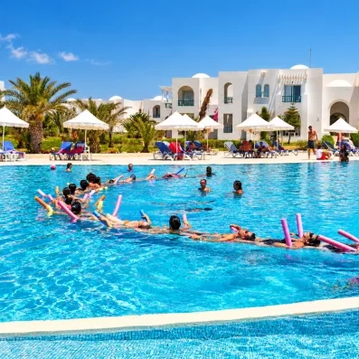 activité aquagym à la piscine principale du helios beach à djerba en tunisie 