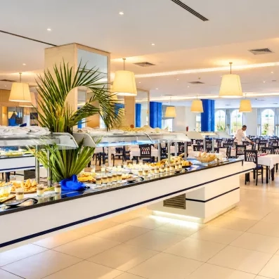 Grand buffet varié du restaurant principal de l'hôtel Helios Beach proposant une cuisine internationale et locale.