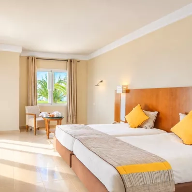 Chambre double confortable à l'hôtel Helios Beach à Djerba avec terrasse aménagée face à la Méditerranée.