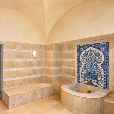 Espace bien-être et hammam traditionnel aux finitions orientales au spa de l'hôtel Helios Beach.