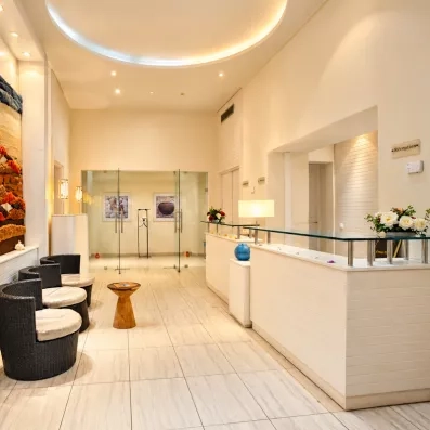 Réception élégante et moderne du centre de spa de l'hôtel Helios Beach à Djerba pour un accueil privilégié.