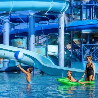 aquapark avec des enfants et 1 adulte