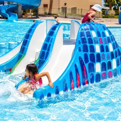 jeu aquatique pour enfant, petite piscine extérieur 