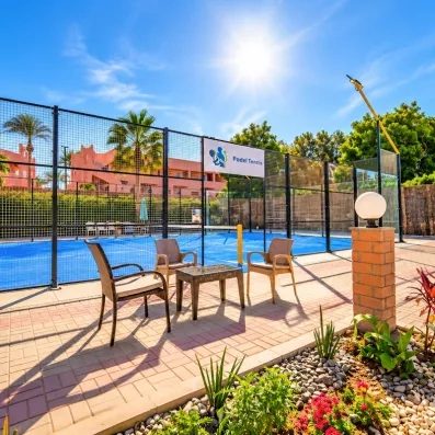court extérieur de paddel et tennis, soleil, palmiers