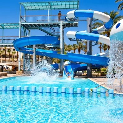 piscine enfant et adulte, toboggan bleu et blanc, palmiers
