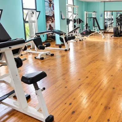 salle de fitness à l'intérieur, bien équipée et bien propre