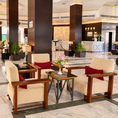 espace salon avec fauteuils dans le hall de l'hôtel