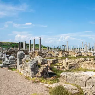 Site antique de Pergé près d’Antalya, colonnades romaines et vestiges archéologiques majeurs en Turquie.