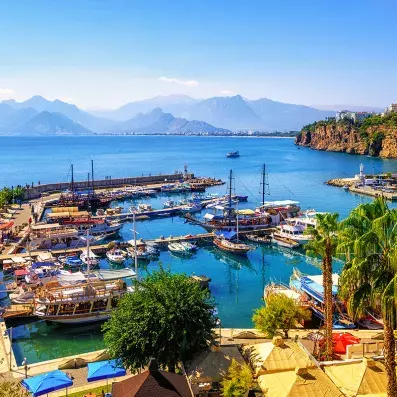 Vieux port d’Antalya avec bateaux traditionnels et maisons ottomanes, charme méditerranéen de la Turquie.