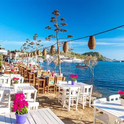 Centre‑ville de Bodrum avec ruelles blanches et terrasses animées, ambiance balnéaire de la côte égéenne.