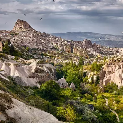 Château d’Uçhisar en Cappadoce, piton rocheux dominant les vallées et panoramas volcaniques de Turquie.
