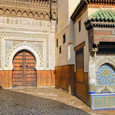Musée Nejjarine des arts du bois à Fès, fontaine et façade traditionnelle, patrimoine artisanal du Maroc