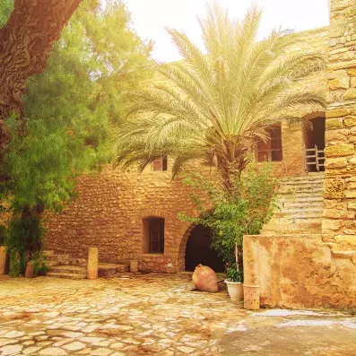 Kasbah de Hammamet perchée au-dessus de la mer, forteresse historique offrant une vue panoramique sur le littoral