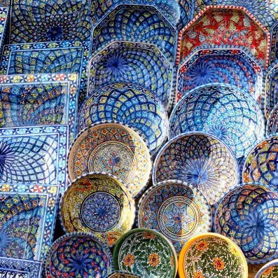 céramiques colorées typiques de la ville de Nabeul réputée pour sa poterie