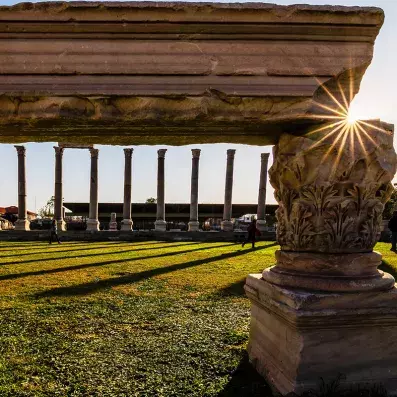 Agora de Smyrne à Izmir, ruines antiques au cœur de la ville moderne sur la côte égéenne de Turquie.
