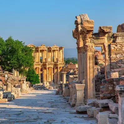 Ruines d’Éphèse près d’Izmir, bibliothèque de Celsus et rues antiques, site majeur de l’Antiquité en Turquie.