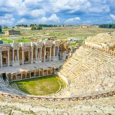 Ruines de Hiérapolis au‑dessus de Pamukkale, théâtre antique et vestiges romains dans l’ouest de la Turquie.