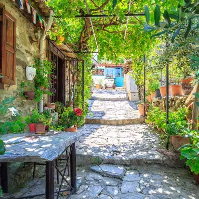 Village de Şirince près d’Izmir, maisons traditionnelles et vignobles sur les collines de la côte égéenne.