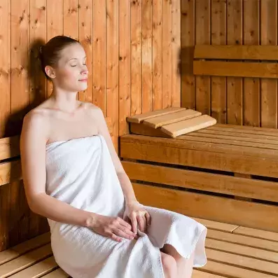 Sauna traditionnel en Laponie, moment de détente bien-être après activités hivernales en Finlande