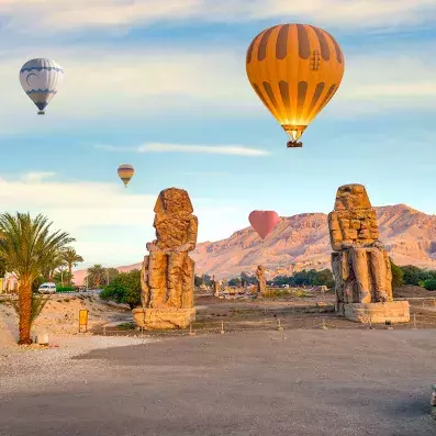 Colosses de Memnon à Louxor au lever du soleil, statues monumentales de l’Égypte antique sur la rive ouest du Nil