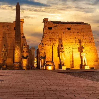 Temple de Louxor illuminé au coucher du soleil, chef-d’œuvre de l’Antiquité sur les rives du Nil en Égypte