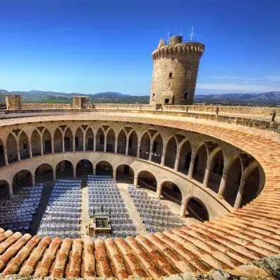 Château de Bellver à Palma de Majorque, forteresse circulaire et vue panoramique sur la baie