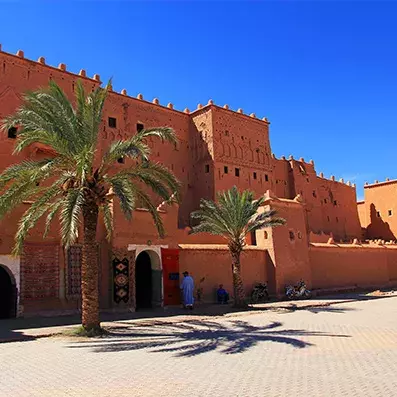 Kasbah de Ouarzazate au Maroc, architecture en pisé et décor de cinéma dans le sud marocain