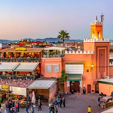 Place Jemaa el-Fna à Marrakech, animation, étals et ambiance unique au cœur de la médina, symbole du Maroc vivant.