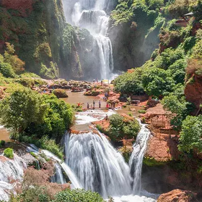 Cascades d’Ouzoud près de Marrakech, impressionnantes chutes d’eau au cœur d’une vallée verdoyante, site naturel incontournable au Maroc.