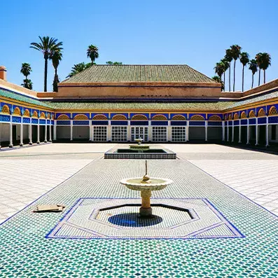 Palais de la Bahia à Marrakech, patio décoré de zelliges, boiseries sculptées et architecture arabo-andalouse raffinée.