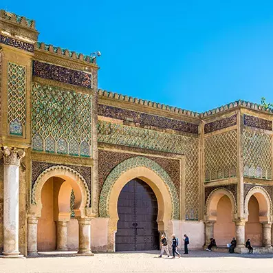 Bab el-Mansour à Meknès, porte impériale aux mosaïques et arcs monumentaux, chef-d’œuvre du patrimoine marocain