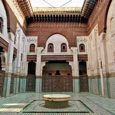 Médersa Bou Inania à Meknès, cour décorée de zelliges et boiseries, architecture traditionnelle marocaine