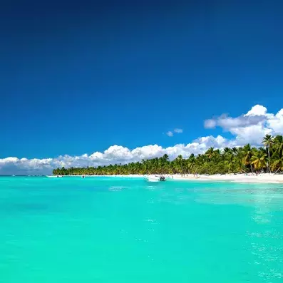 Excursion vers l’île Saona depuis Punta Cana, lagons turquoise et plages sauvages préservées.