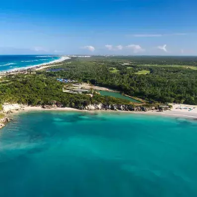 Plage de Macao près de Punta Cana, spot naturel aux vagues turquoise et sable fin bordé de palmiers.