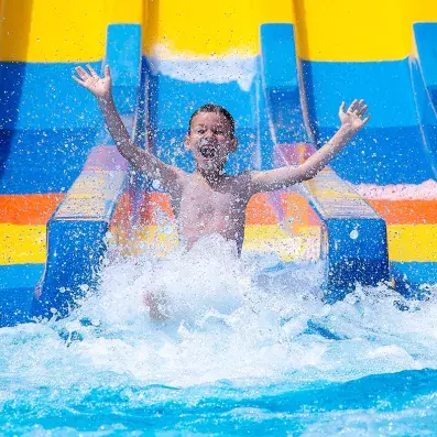 Aquapark de Port El Kantaoui, enfant glissant sur un toboggan aquatique