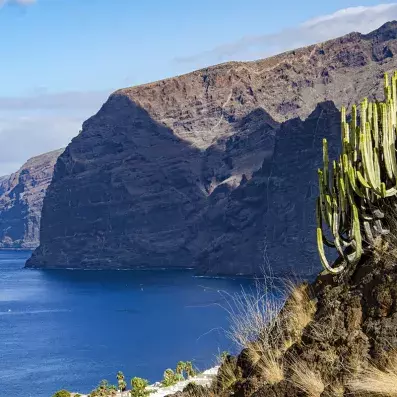 Falaises de Los Gigantes à Tenerife plongeant dans l’Atlantique, paysages volcaniques spectaculaires et mer bleu profond.