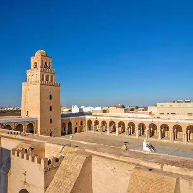 Grande mosquée de Kairouan en Tunisie, monument emblématique du patrimoine islamique et culturel tunisien