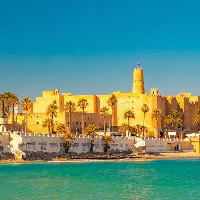 Port et ville de Monastir en Tunisie et architecture méditerranéenne au bord de la mer