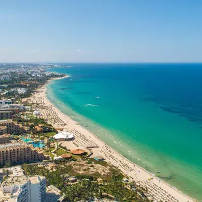 Vue aérienne de Sousse en Tunisie, plage de sable fin, hôtels et mer Méditerranée pour des vacances au soleil